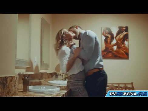 ❤️ جب ایک خوبصورت سنہرے بالوں والی آپ کو عوامی بیت الخلاء میں مائل کرتا ہے۔ ❤ پر ur.hdpornpics.ru